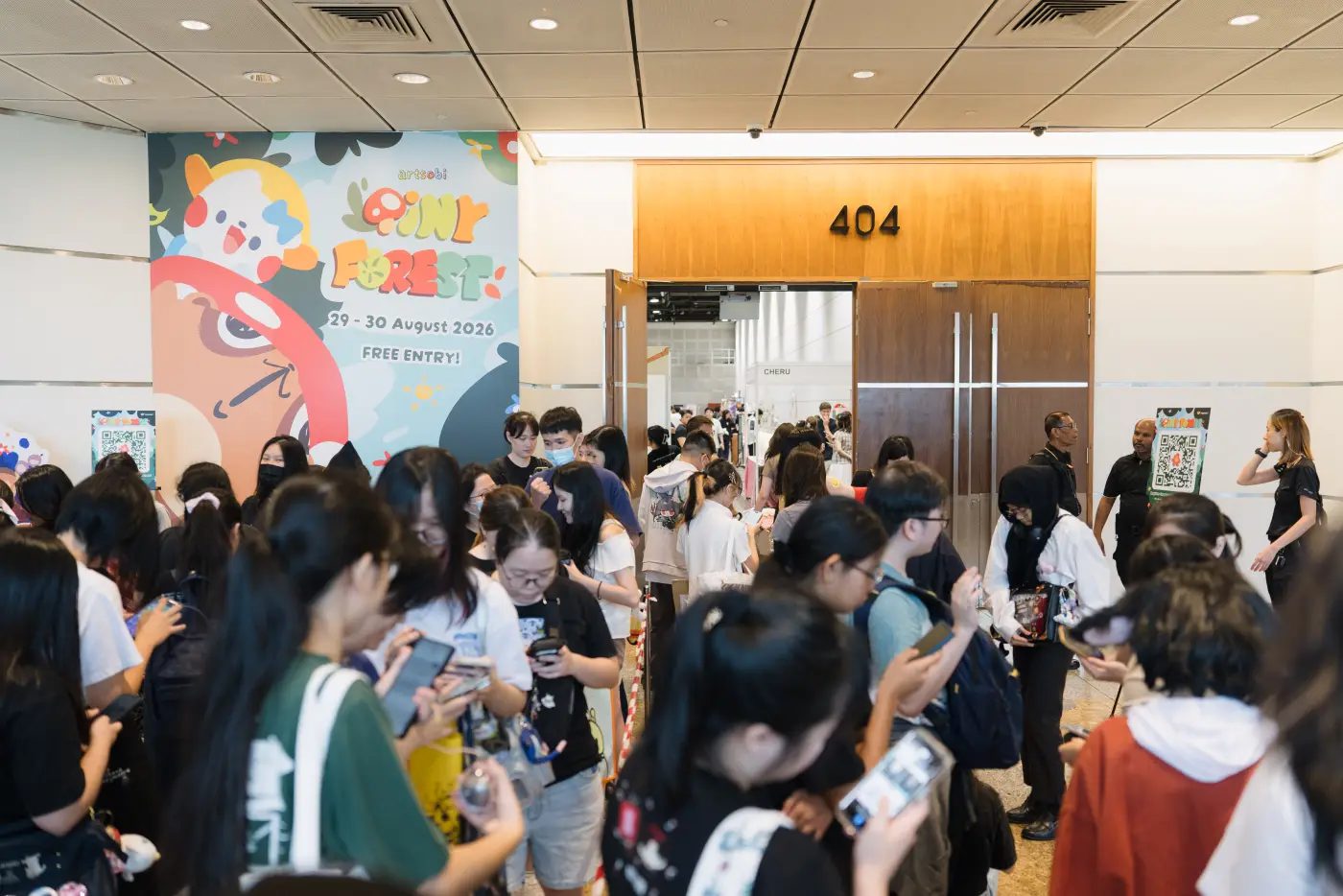 Visitors queue at the doors of a Suntec Singapore convention hall for Artsobi 3.0, under a banner reading 29 to 30 August 2026, free entry